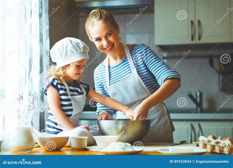 Familia Feliz En Cocina La Madre Y El Niño Que Preparan La Pasta