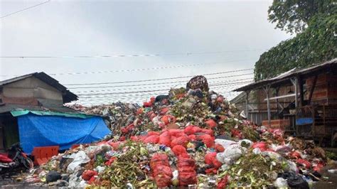 Sampah Di Pasar Kemiri Muka Depok Menggunung Setinggi Meter Pedagang