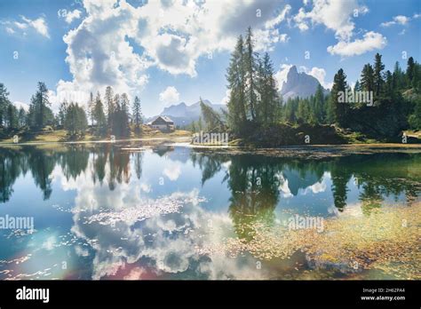 Lago Di Federa E Rifugio Croda Da Lago Con Becco Di Mezzodi Dolomiti