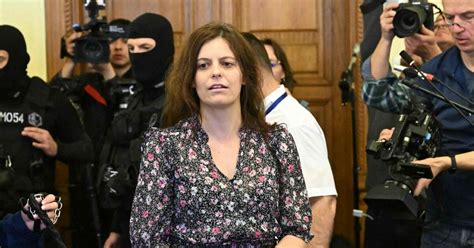 Ilaria Salis il braccio destro di Orbán agli eurodeputati Revochino