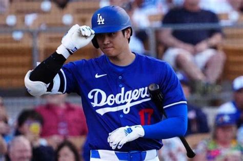 大谷翔平、ド軍で新儀式？ 一塁上でヘルメット“コツン”コーチとの戯れが「可愛い」 ライブドアニュース