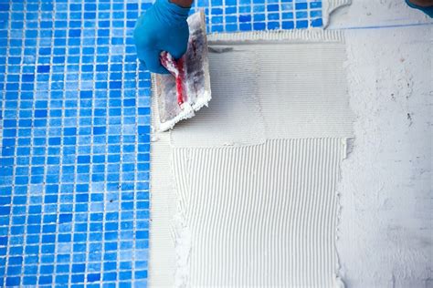 Cómo colocar el gresite en una piscina Tilesonline