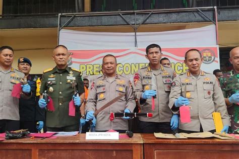 Foto Demonstran Save Gubernur Papua Ditangkap Polisi Sita