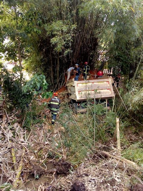 Caminhoneiro Morre Após Ficar Soterrado E Preso às Ferragens Ao Cair Em