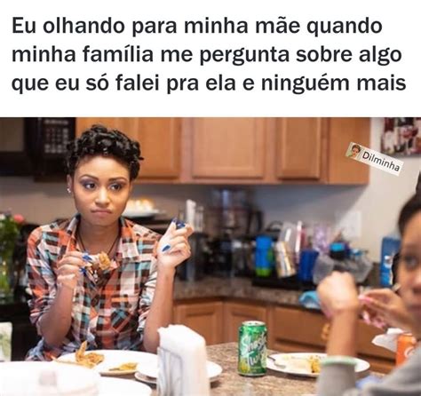 Eu olhando para minha mãe quando minha família me pergunta sobre algo