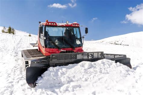 Snowcat Ratrack With Snowplow Snow Grooming Machine Remover Truck