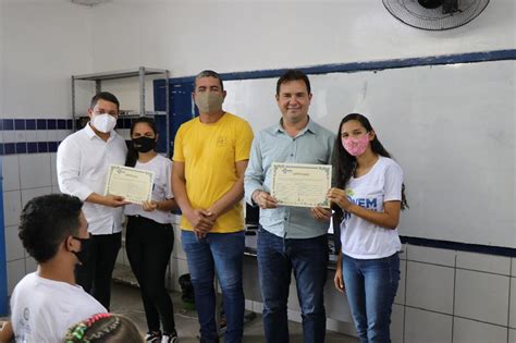 87 jovens recebem certificados de Qualificação Profissional através do