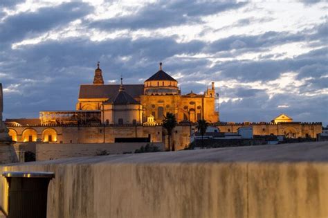 Premium Photo | A night view of the alhambra palace