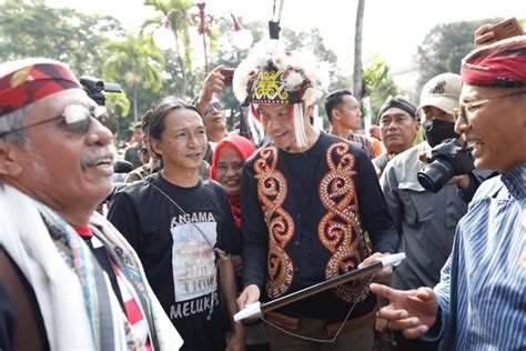 Ganjar Pranowo Kenakan Pakaian Adat Dayak Saat Ikuti Kirab Budaya