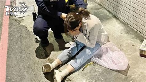 情人節前被分手⋯23歲女醉倒路邊 見警暴哭：我失戀了│喝醉│嘔吐│喝酒│tvbs新聞網