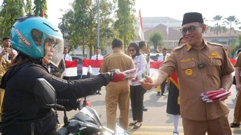 Sambut Hut Ke Ri Helldy Agustian Bagikan Gratis Ribuan Bendera