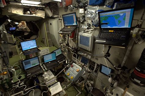 Durante Um Reparo Na Estação Espacial Internacional - Durante Um Reparo Na Estação Espacial Internacional - RETOEDU