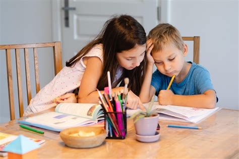 Encantador Hermano Y Hermana Haciendo La Tarea Juntos Hermana Ayudando