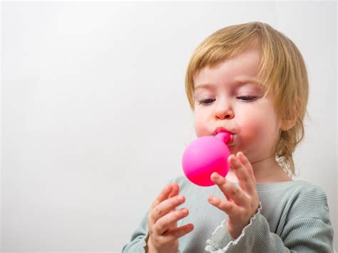 Ni A Tratando De Inflar Un Globo Con Los Labios Foto Premium