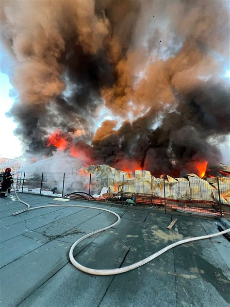 Incendiu La Un Depozit De Pe Calea Baciului Din Cluj Napoca L Ng