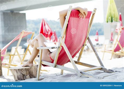 Femme Sur La Plage Dans Le Bikini Rouge Photo Stock Image Du Attrayant Plage