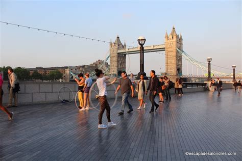 The Queen S Walk Promenade De Tower Bridge Au London Eye