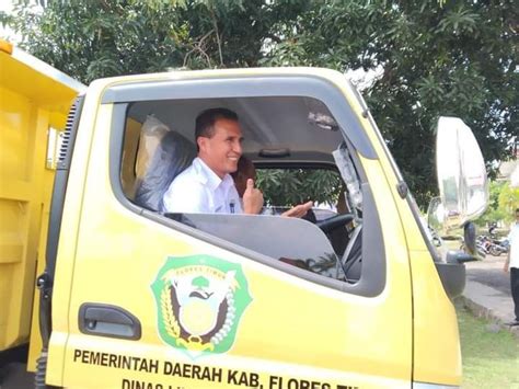 Penjabat Bupati Flores Timur Jadi Supir Truk Sampah