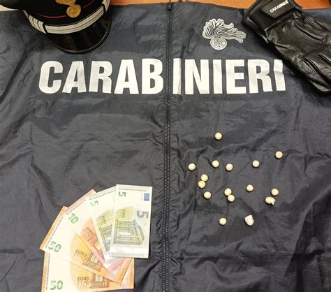 Ingoia Sedici Ovuli Pieni Di Eroina Arrestato Pregiudicato Di Anni