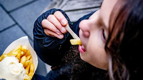 Gesünder aufwachsen Özdemir plant Junkfood Werbeverbot für Kinder