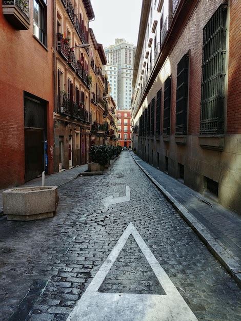 Callejón estrecho entre edificios en la ciudad Foto Premium