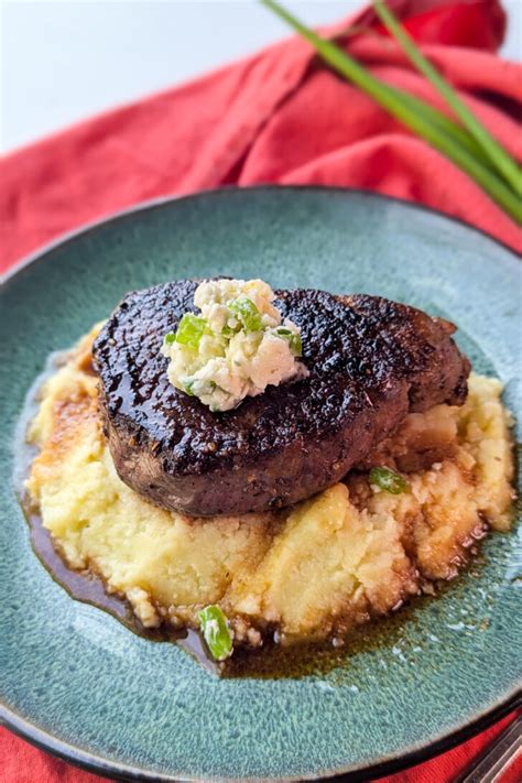 Pan Seared Filet Mignon With Gorgonzola Butter Easy Recipe