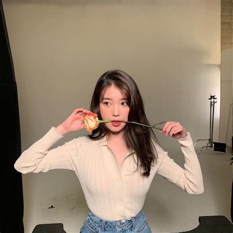 Cantiknya Outfit Cewek Bumi Ala Iu Cocok Buat Yang Suka Tampil Pakai