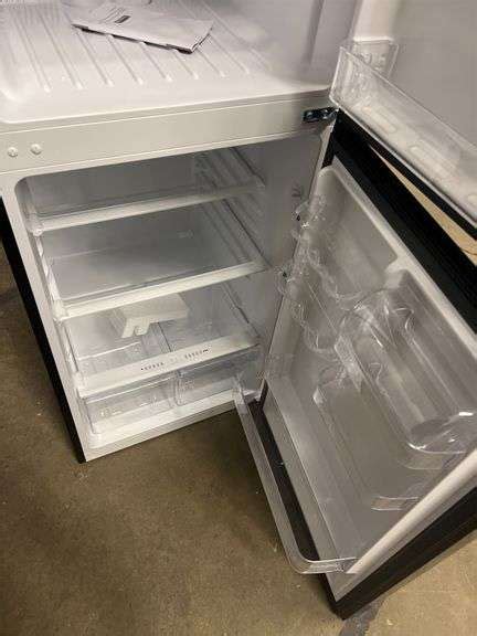 Magic Chef Refrigerator - Matthews Auctioneers