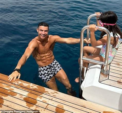 Cristino Ronaldo S Girlfriend Georgina Rodr Guez Flaunts Her Figure