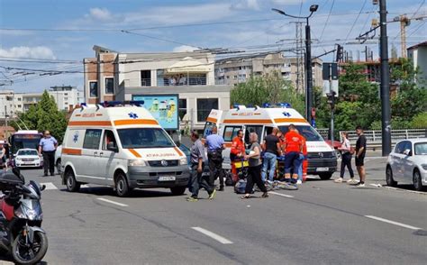 Un biciclist a ajuns la spital după ce a fost lovit de o mașină pe