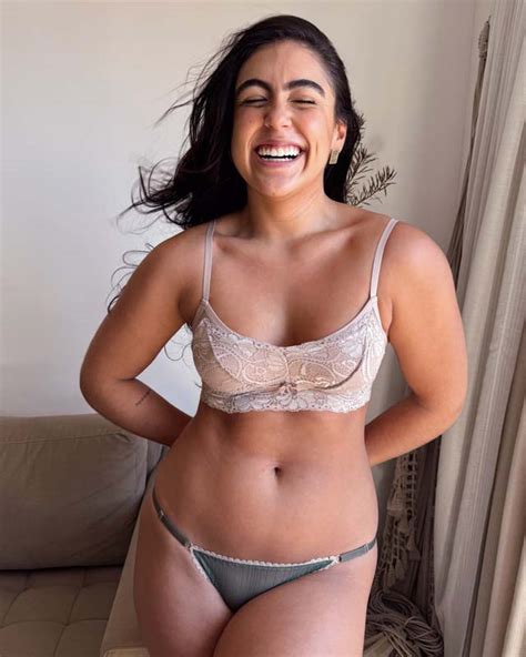 Conjunto lingerie sutiã de renda sem bojo e calcinha de renda na cor verde e bege Marcinha