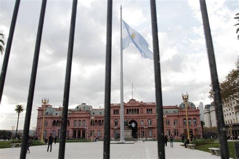 La Justicia porteña declaró ilegales las rejas de Plaza de Mayo