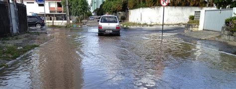 G1 Rua fica alagada devido a cano estourado em João Pessoa PB