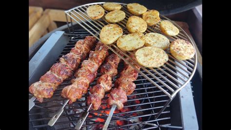 Kiaulienos sprandinės šašlykų suktinukai su bulvėmis grilyje Kamado