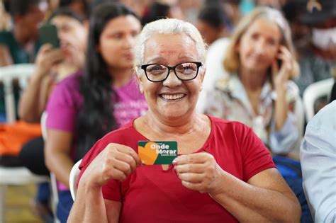 Governo de Goiás entrega mais de 2 6 mil cartões do Aluguel Social e