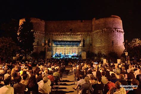 Reggio Live Fest 2019 Attesa Per I Concerti Al Castello Aragonese