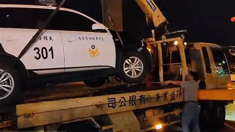 轎車拒檢狂加速 警車追捕不慎自撞號誌箱｜東森新聞：新聞在哪 東森就在哪裡