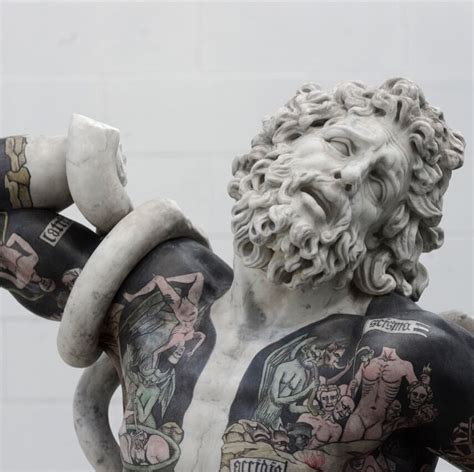 Fabio Viale combina el tatuaje y la escultura clásica en piezas únicas