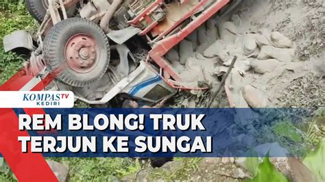 Rem Blong Truk Pengangkut Semen Terjun Ke Sungai Sedalam Meter