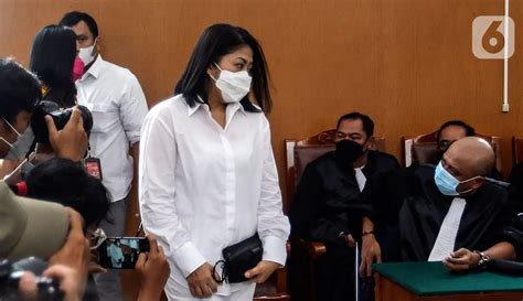 Kenakan Busana Serba Putih Putri Candrawathi Jalani Sidang Tuntutan