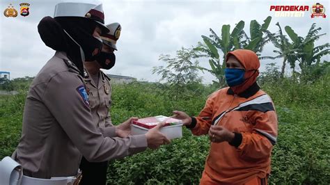 Kapolresta Tangerang Kbp Wahyu Sri Bintoro Bagi Bagi Nasi Kotak