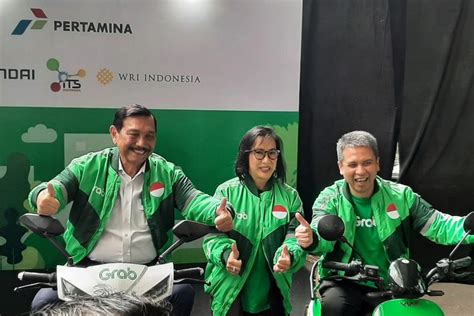 Foto Luhut Kaji Penggunaan Kendaraan Listrik Di Kawasan Wisata Indonesia