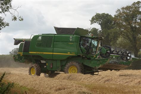 John Deere T560 Hill Master Combine Harvester Cutting Spri Flickr