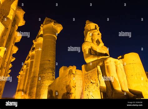 Colosal estatua de Ramsés II en la entrada del templo de Luxor Egipto