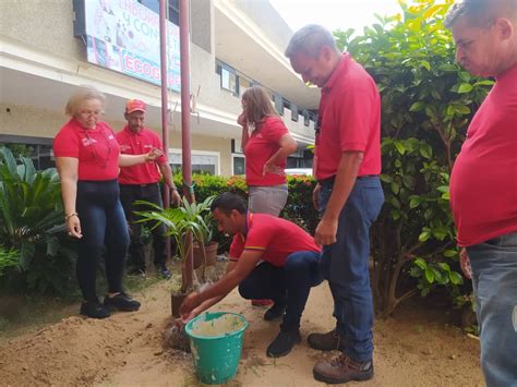 Con la siembra del Árbol Bicentenario conmemoran el natalicio del