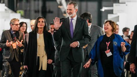 Letizia Rompe El Protocolo En Arco Tras Conmoverse Por La Historia De