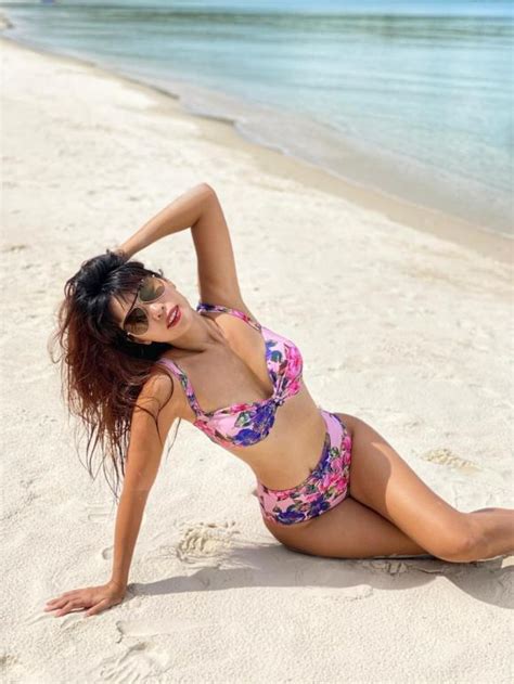Siêu mẫu Hà Anh khoe loạt ảnh diện bikini ấn tượng tiết lộ items yêu thích của bản thân