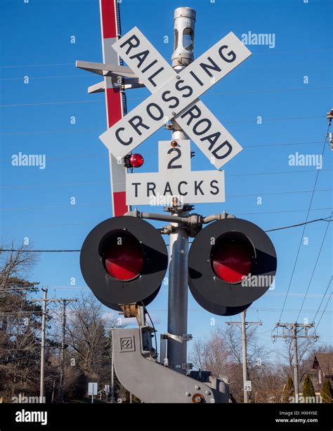 Railroad Crossing Lights Hi Res Stock Photography And Images Alamy