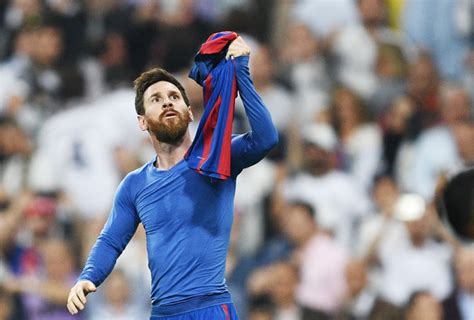 El Clasico Messi Scores Late Winner As Barca Down 10 Man Real Madrid Keep Title Race Alive