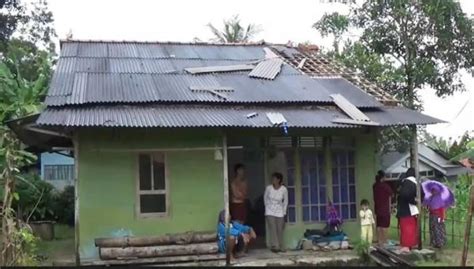 Puting Beliung Terjang Cilacap Puluhan Rumah Dan Warung Porak Poranda